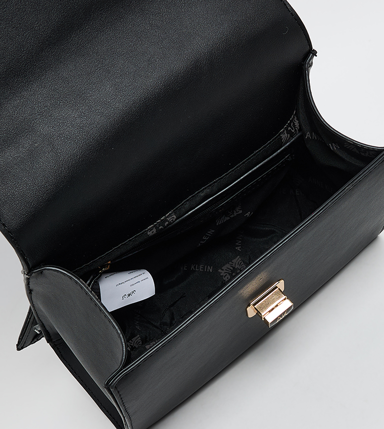 شنطة يد نسائية بوشاح وشعار معدني 