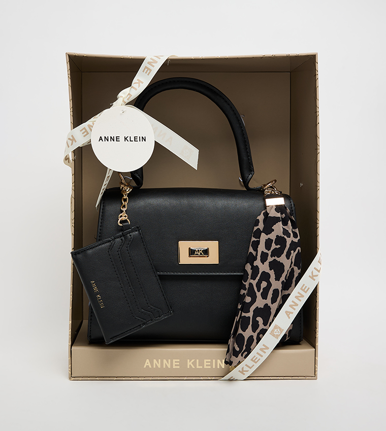 شنطة يد نسائية بوشاح وشعار معدني 