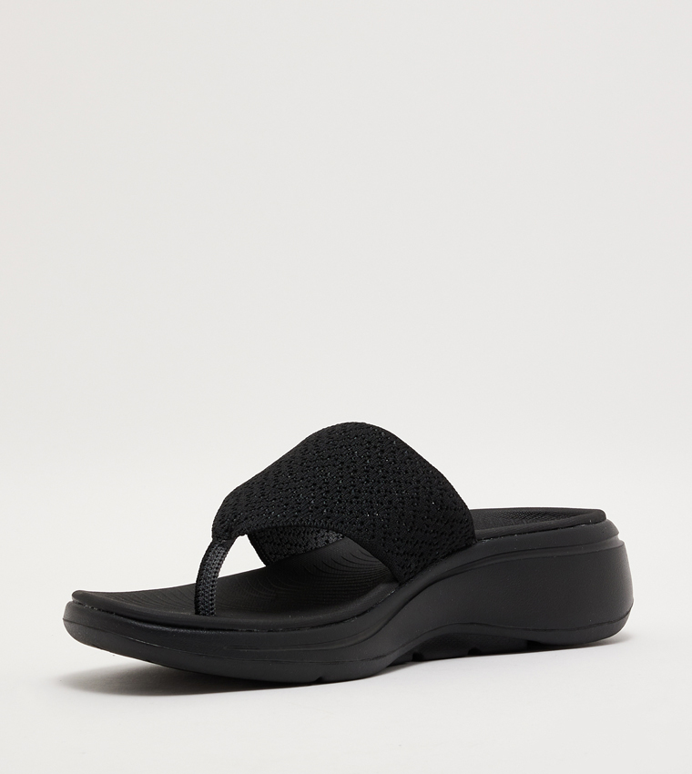Buy Skechers GO WALK ARCH FIT Flat Sandals In Black | 6thStreet Saudi ...
