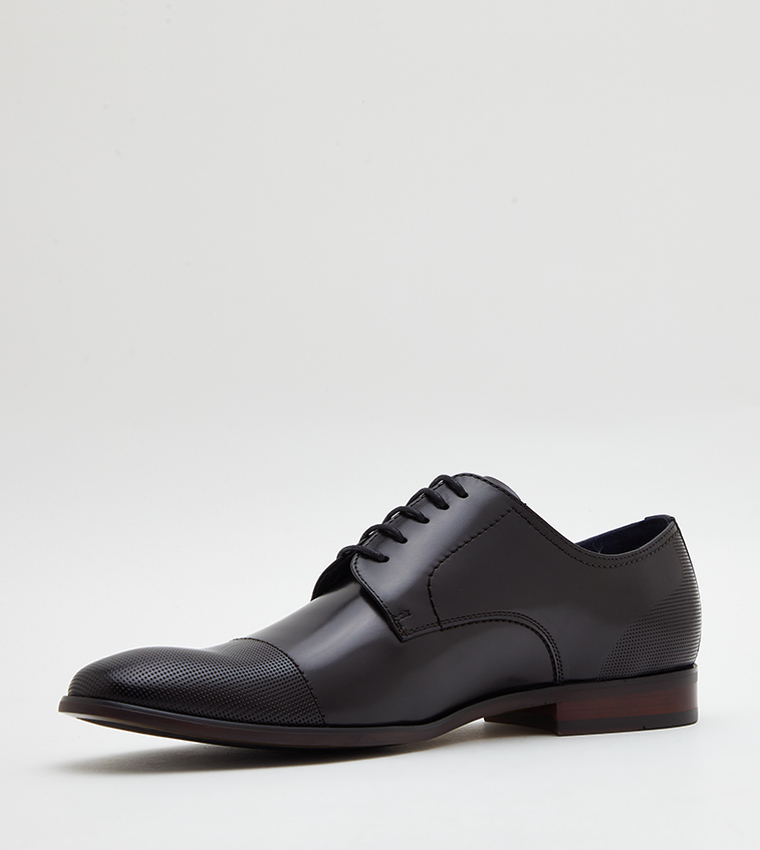 Buy Steve Madden Pasage Almond Toe Oxford Shoes In Black | 6thStreet UAE