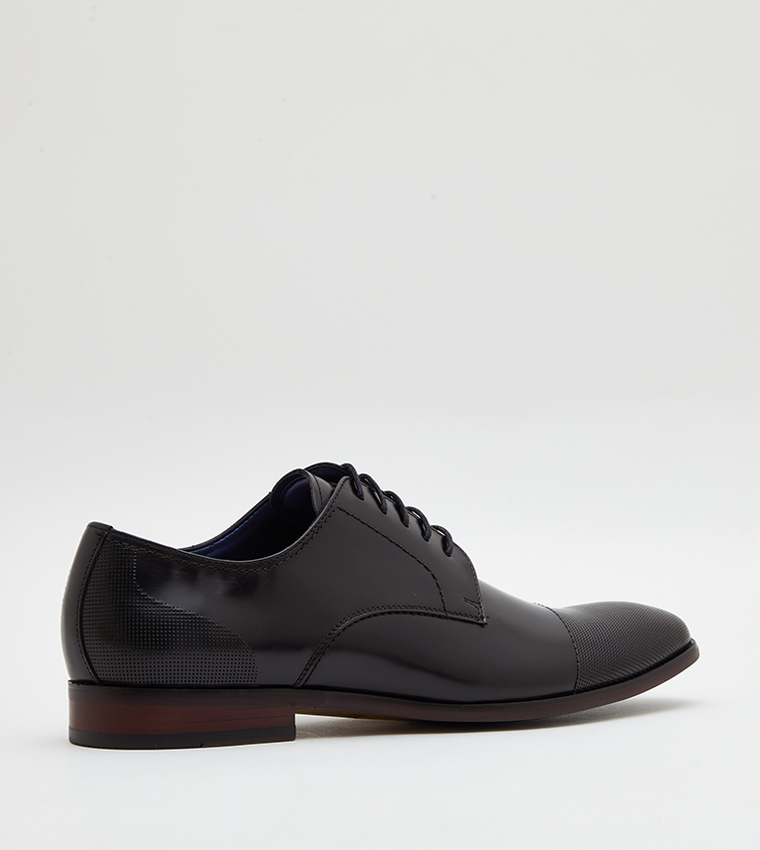 Buy Steve Madden Pasage Almond Toe Oxford Shoes In Black | 6thStreet UAE