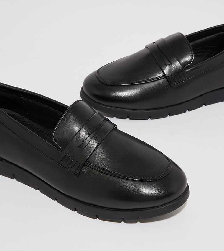 DAISY Textured Round Toe Loafers