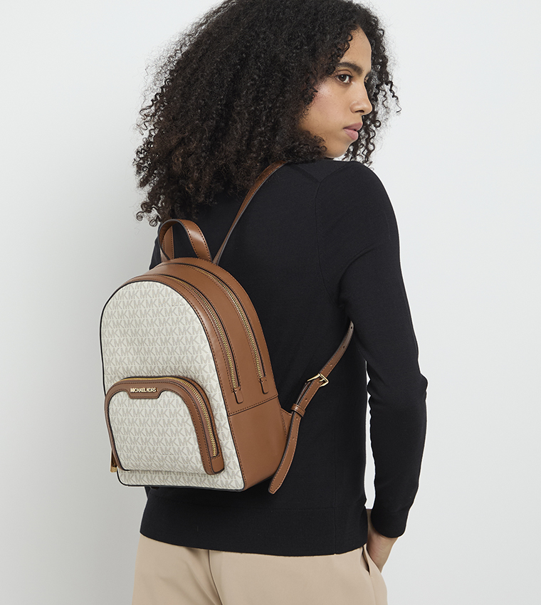 شنطة ظهر جاي سي بجيب أمامي