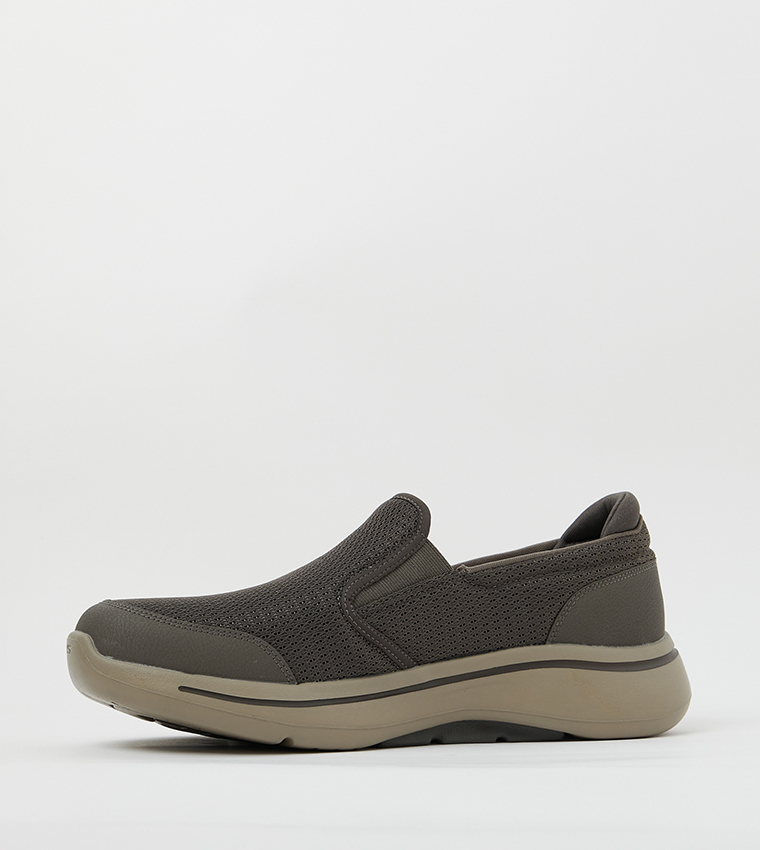 حذاء رياضي برباط