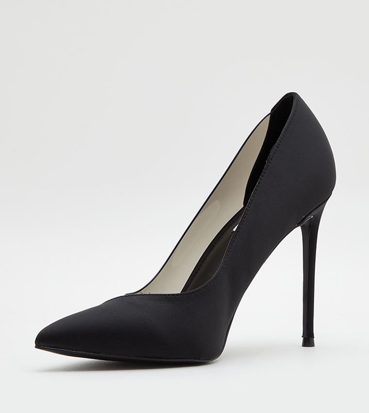 Basic store black pumps