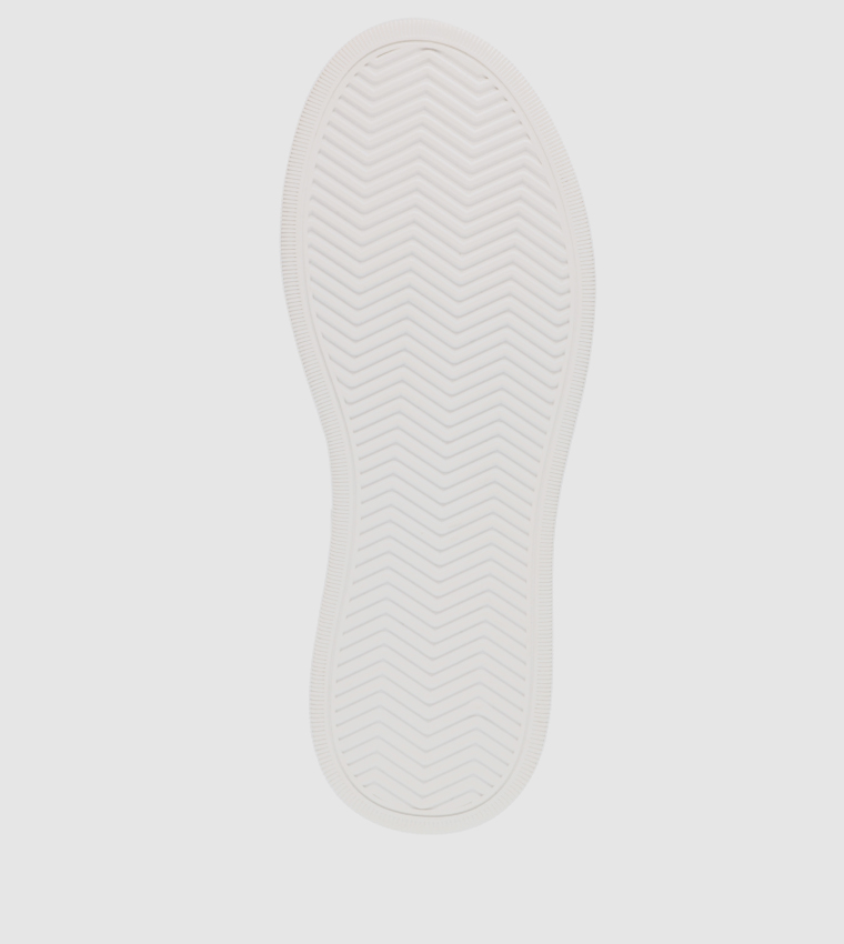 حذاء سنيكرز برباط بنقشة