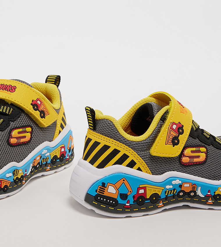 حذاء سنيكرز بشريط فيلكرو 