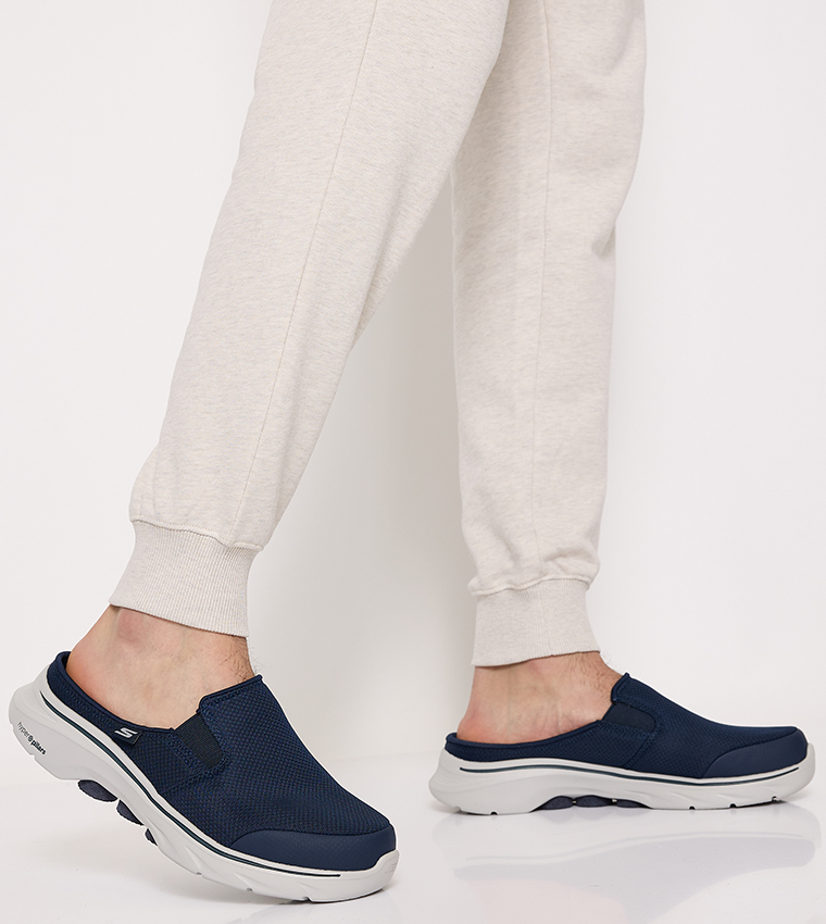 GO WALK 7 Round Toe Clogs