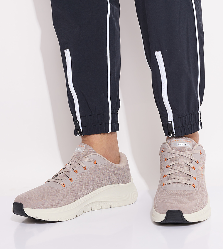 ARCH FIT Logo Detail Walking Shoes