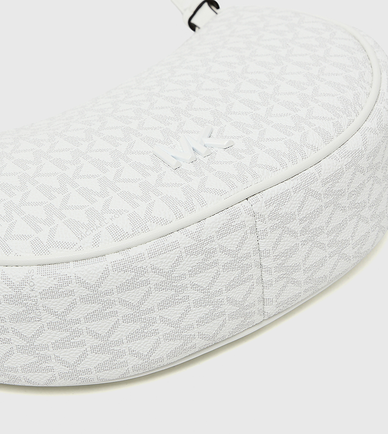 شنطة كتف نسائية بنقشة مونوغرام