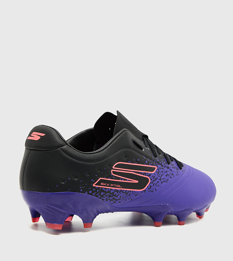 حذاء كرة قدم بطبعة شعار إس كيه إكس
