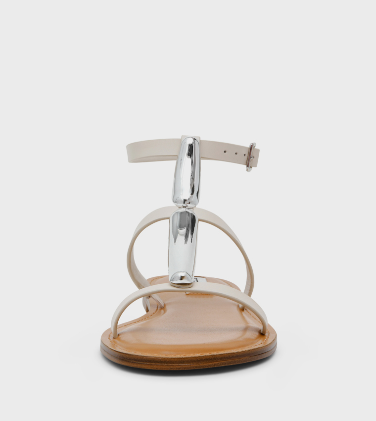 صندل فلات بإكسسوار معدني