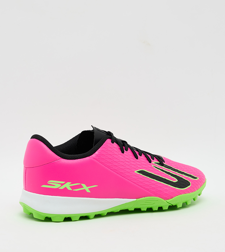 حذاء كرة قدم بطبعة شعار  