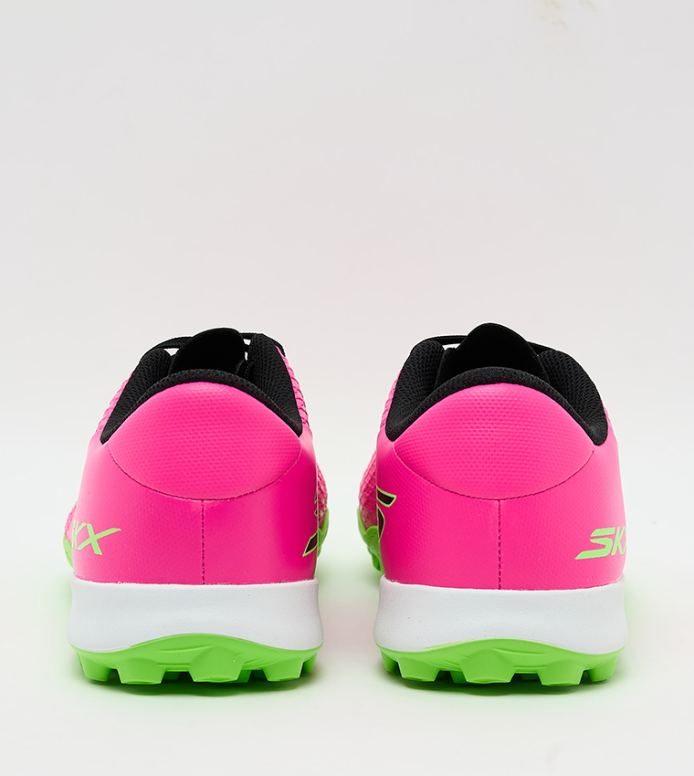 حذاء كرة قدم بطبعة شعار  