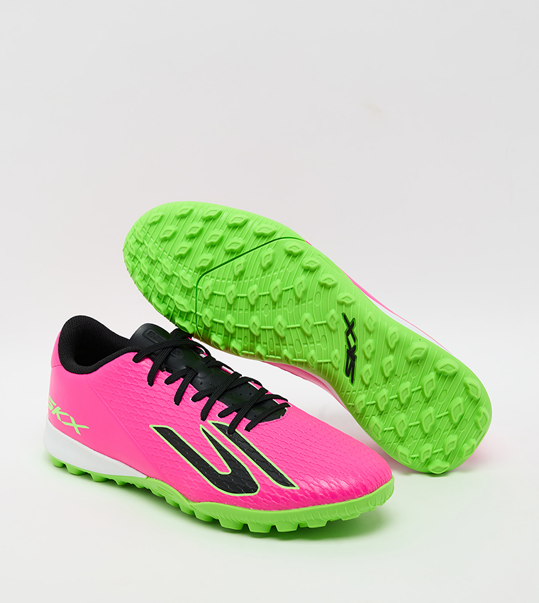 حذاء كرة قدم بطبعة شعار  