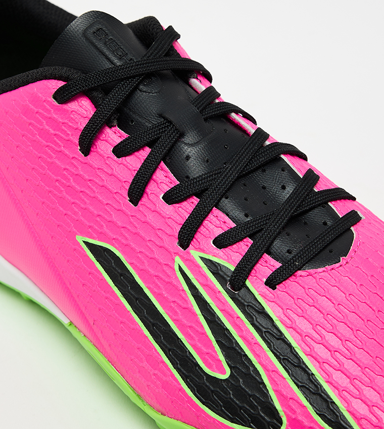 حذاء كرة قدم بطبعة شعار  