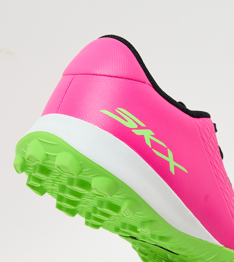 حذاء كرة قدم بطبعة شعار  