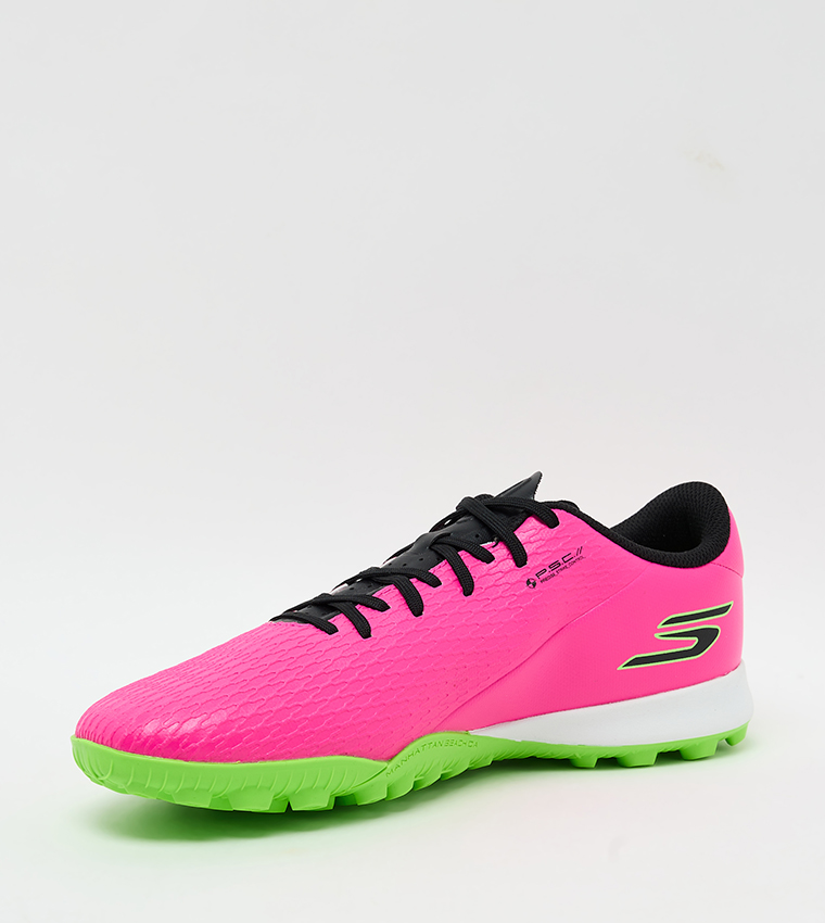 حذاء كرة قدم بطبعة شعار  