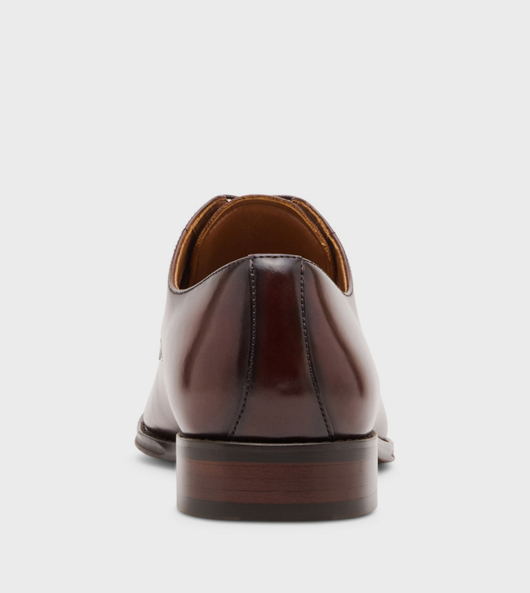 حذاء رسمي برباط