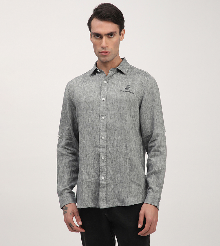 قميص بأكمام طويلة بتطريز شعار