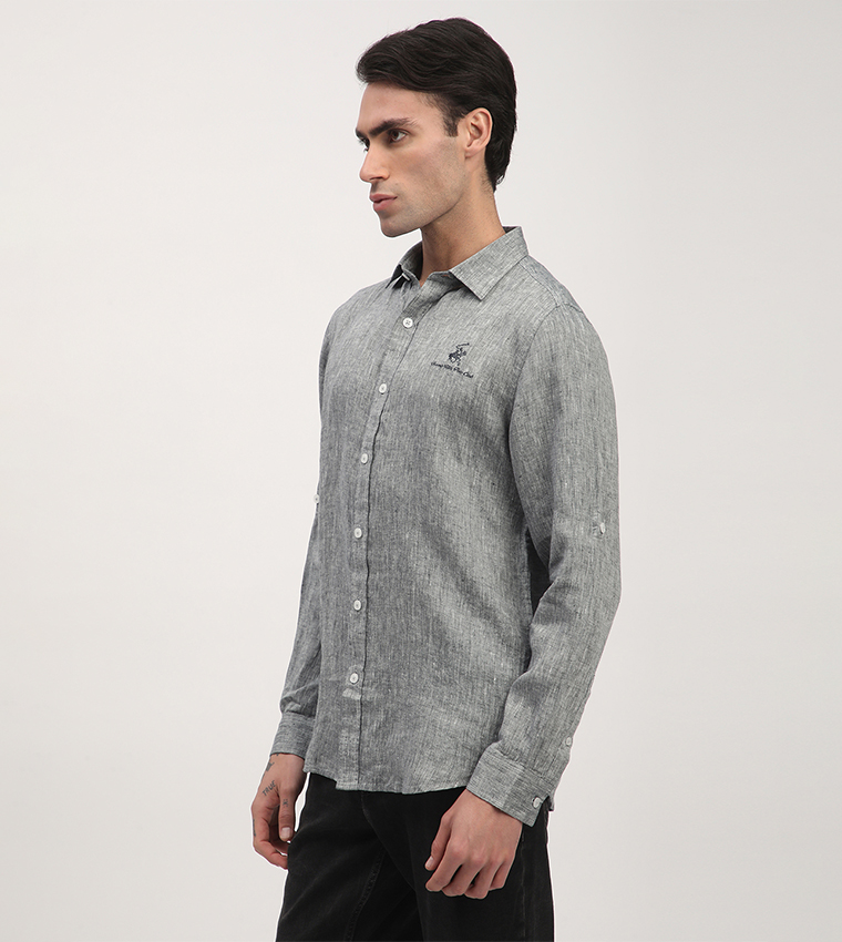 قميص بأكمام طويلة بتطريز شعار