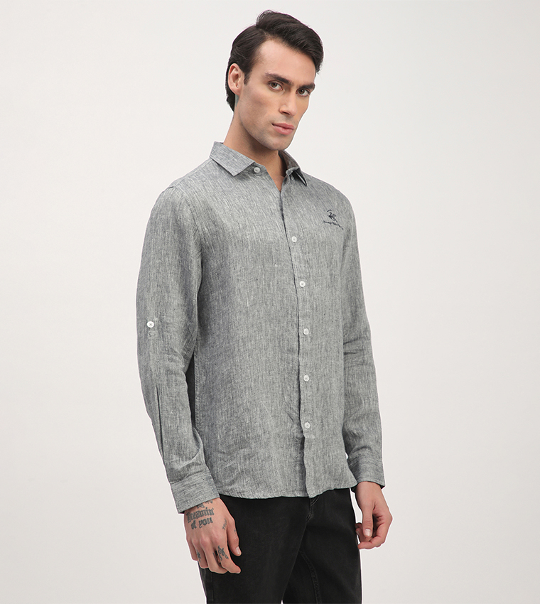 قميص بأكمام طويلة بتطريز شعار