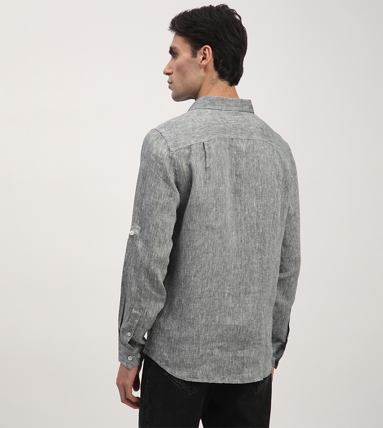 قميص بأكمام طويلة بتطريز شعار