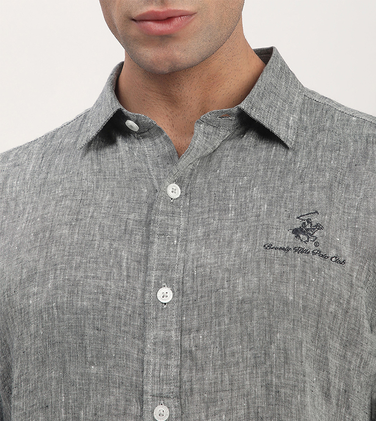 قميص بأكمام طويلة بتطريز شعار