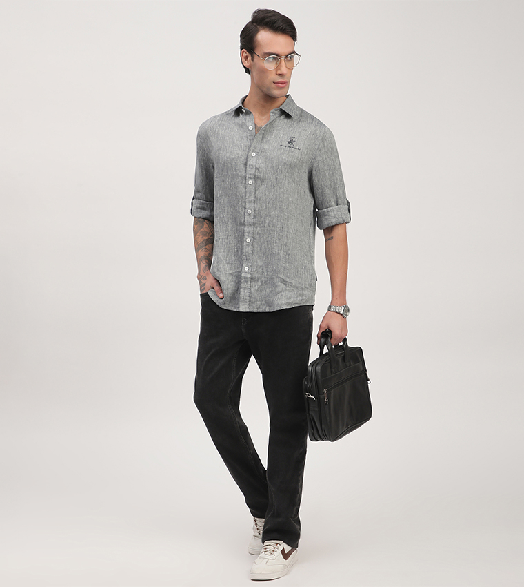 قميص بأكمام طويلة بتطريز شعار