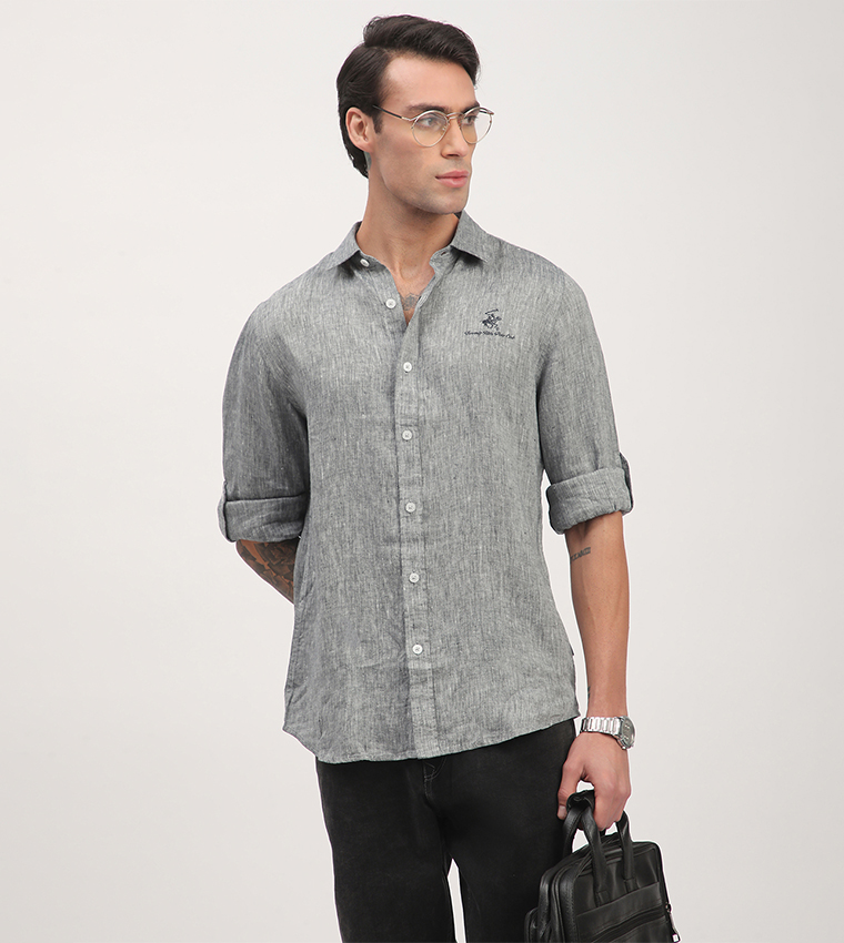 قميص بأكمام طويلة بتطريز شعار