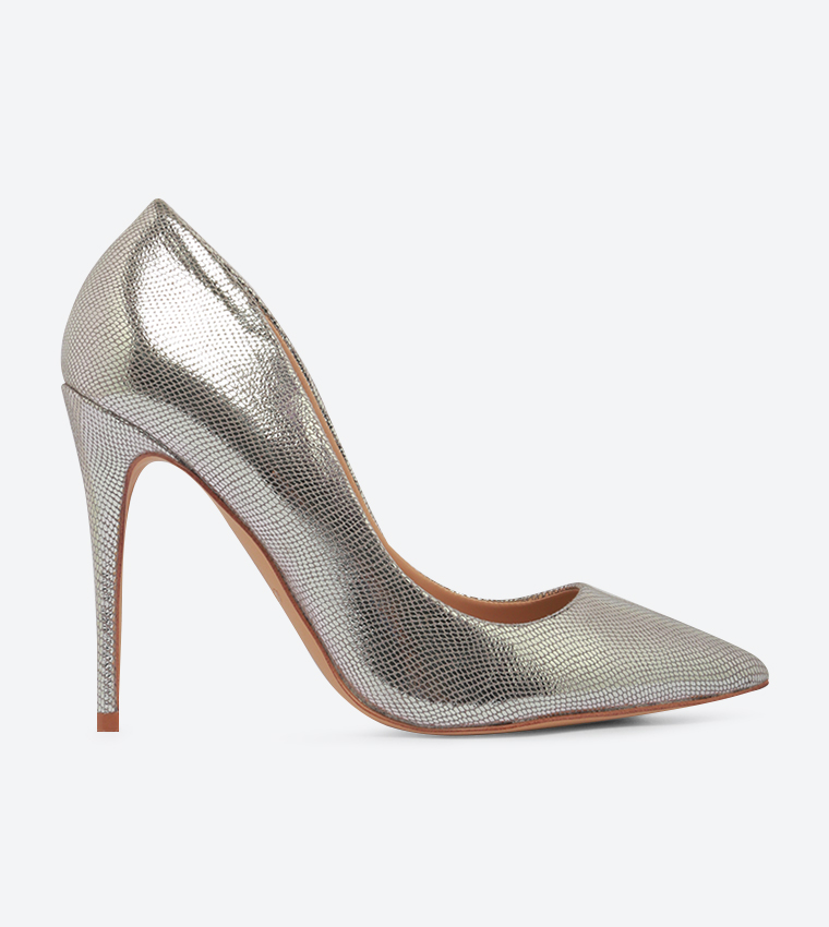 Silver pointed outlet pumps