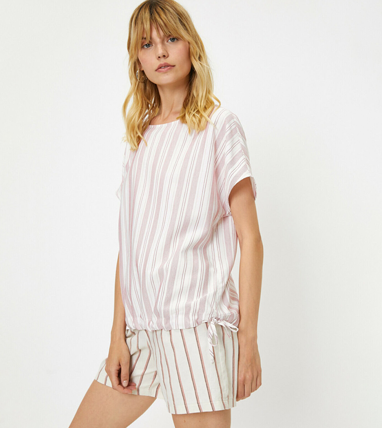  توب بياقة دائرية وأكمام قصيرة 