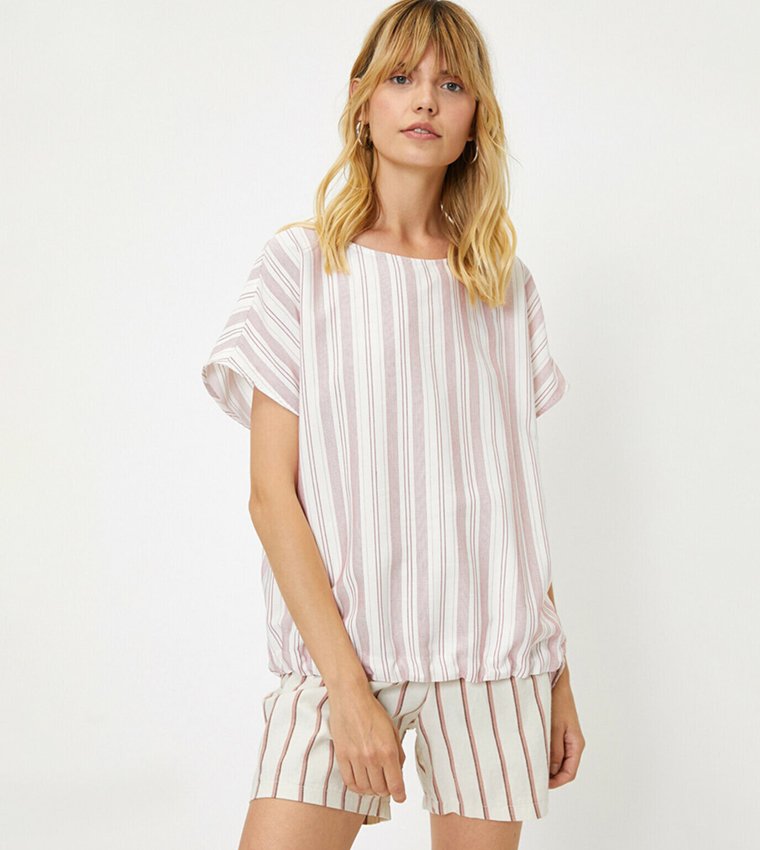  توب بياقة دائرية وأكمام قصيرة 