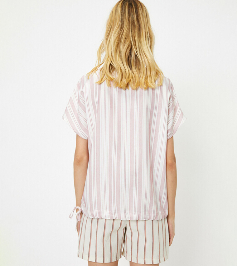  توب بياقة دائرية وأكمام قصيرة 