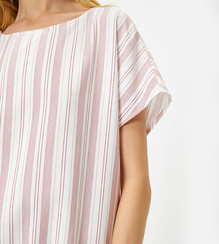  توب بياقة دائرية وأكمام قصيرة 