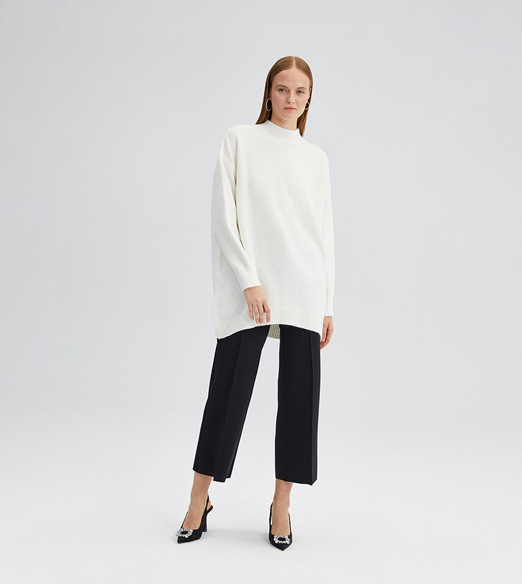 One shoulder deals white jumper