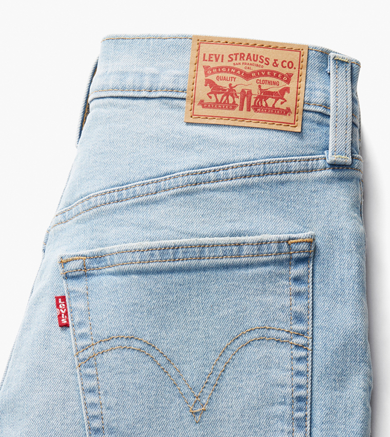 جينز مغسول بقصة مستقيمة 