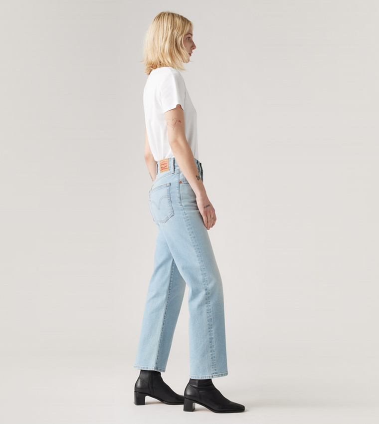 جينز مغسول بقصة مستقيمة 