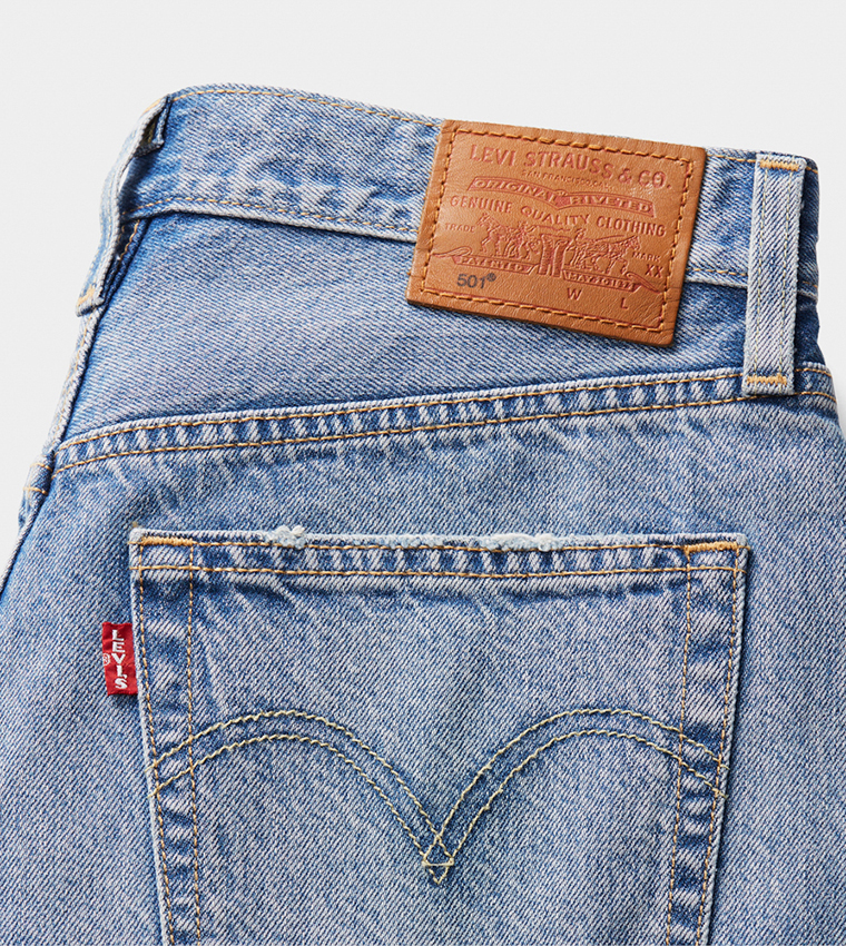 جينز خفيف قصير بقصة ضيقة 