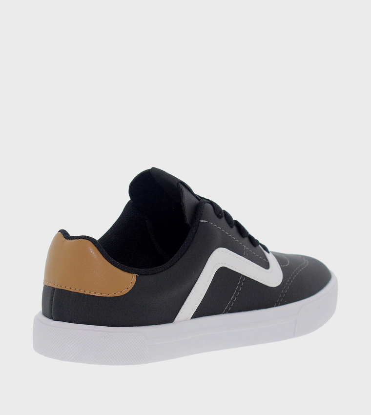 سنيكرز بمقدمة مستديرة ورباط 