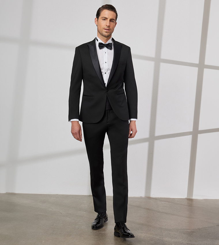 Buy ALTINYILDIZ CLASSICS Solid Slim Fit Tuxedo Suit In Black | 6thStreet  Bahrain