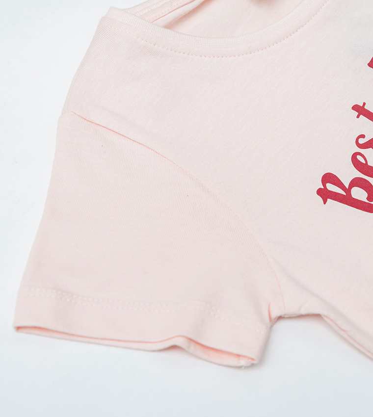 تيشيرت بأكمام قصيرة بطبعة سنوبي جرافيك