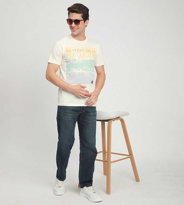 تيشيرت بأكمام قصيرة وطبعة شعار 