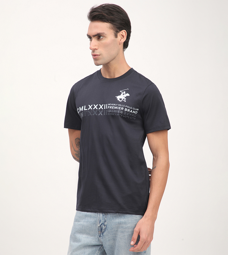 تيشيرت كاجوال بأكمام قصيرة بطبعة شعار