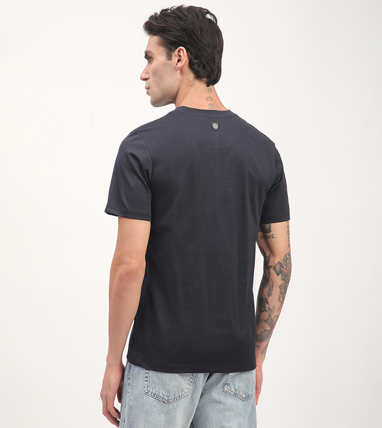 تيشيرت كاجوال بأكمام قصيرة بطبعة شعار