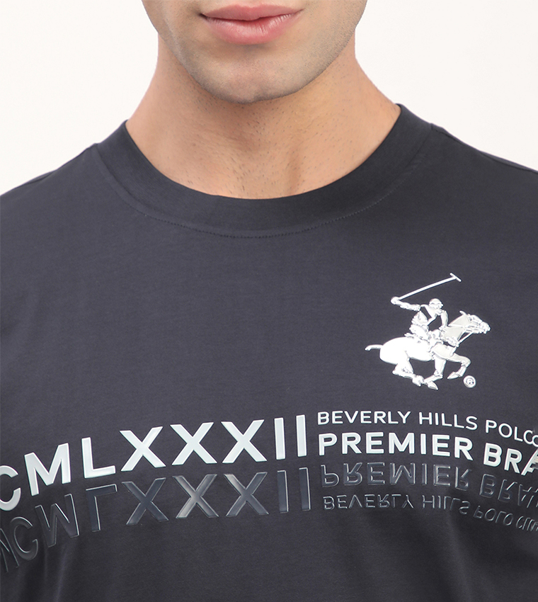 تيشيرت كاجوال بأكمام قصيرة بطبعة شعار