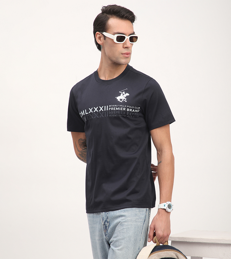 تيشيرت كاجوال بأكمام قصيرة بطبعة شعار