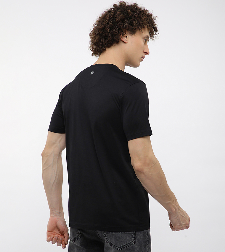 تيشيرت بطبعة شعار ورقبة مستديرة  