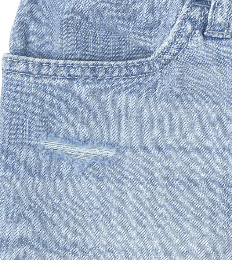 شورت جينز بقصة ممزقة 