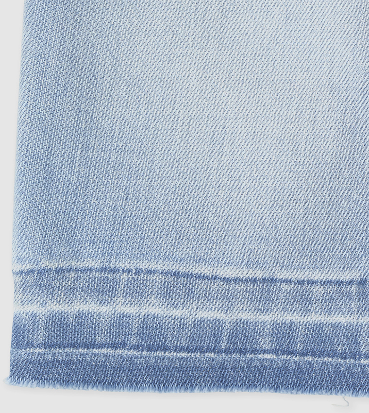 شورت جينز بقصة ممزقة 